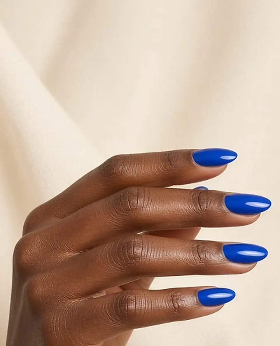 Uñas azul cobalto. Vista previa, simulación.