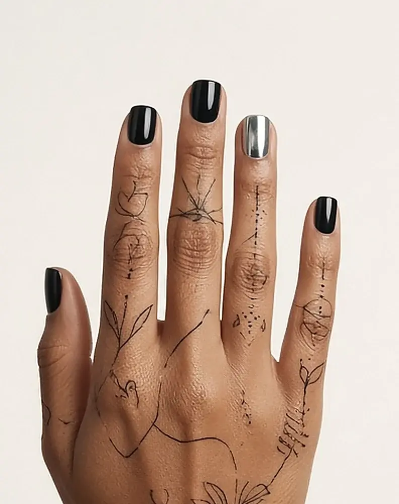 Mano con tatuajes. Vista previa, simulación.